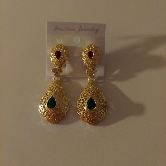 Timeless Elegance: Chic Classic Gold Color Drop Earrings - Picture 16 of 16